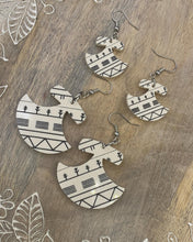 Load image into Gallery viewer, Elegant Tunniit Ulu Earrings
